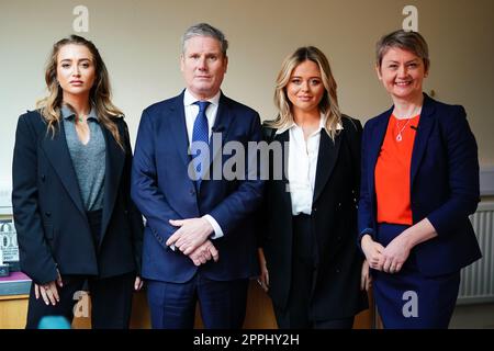 (De gauche à droite) le leader travailliste de Georgia Harrison, Sir Keir Starmer, Emily Atack, et la secrétaire de la maison fantôme, Yvette Cooper, avant une table ronde sur la lutte contre la violence contre les femmes et les filles au St Giles Trust à Camberwell, dans le sud de Londres. Date de la photo: Lundi 24 avril 2023. Banque D'Images