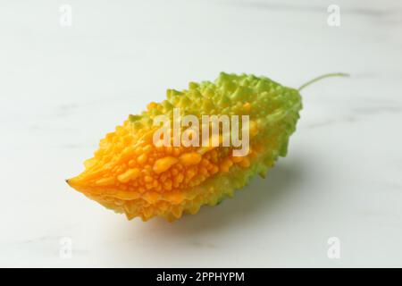 Melon amer sur table en marbre blanc, gros plan Banque D'Images