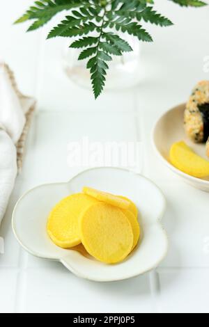 Danmuji est Pickle Radish de Corée du Sud avec coloration alimentaire jaune. Populaire comme Takuan dans la cuisine japonaise Banque D'Images