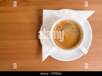 café americano avec café fraîchement préparé, sur table en bois, avec serviette blanche Banque D'Images