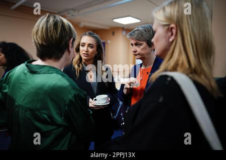 yvette Cooper (deuxième à droite) et Georgia Harrison (deuxième à gauche) assistent à une table ronde sur la lutte contre la violence à l'égard des femmes et des filles au St Giles Trust à Camberwell, dans le sud de Londres. Date de la photo: Lundi 24 avril 2023. Banque D'Images