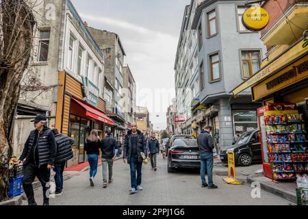 Istanbul, Turquie. 27th févr. 2023. Les gens explorent Balat, un quartier historique situé du côté européen d'Istanbul, en Turquie. Connu pour ses maisons colorées, ses rues pavées étroites et ses vues époustouflantes sur la Corne d'Or, Balat est une destination populaire pour les visiteurs qui cherchent à explorer la riche culture et l'architecture de la ville. (Credit image: © Shawn Goldberg/SOPA Images via ZUMA Press Wire) USAGE ÉDITORIAL SEULEMENT! Non destiné À un usage commercial ! Banque D'Images