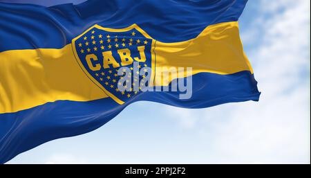 Le drapeau de Boca Juniors agitant dans le vent Banque D'Images