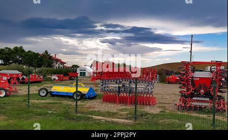 Bacau, Roumanie - 11 septembre 2022 : semoir et grande charrue à disques Gaspardo, remorquage pour tracteurs pour labourer les champs Banque D'Images