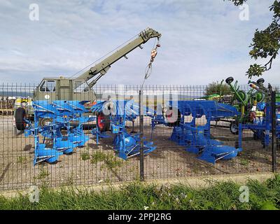 Brasov, Roumanie - 26 septembre 2022 : Grande charrue à disques Lemken, remorquage pour tracteurs pour labourer les champs en Roumanie Banque D'Images