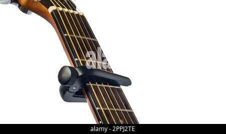 capo sur le fingerboard de guitare, fond blanc , gros plan Banque D'Images