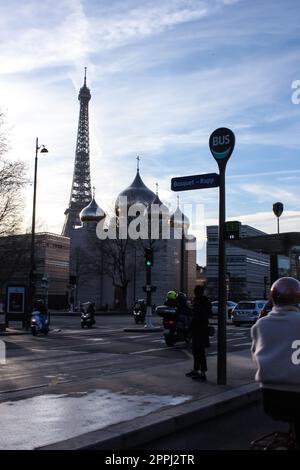 Paris, France - 01 janvier 2022 : Dômes de la cathédrale de la Sainte Trinité, nouvelle cathédrale orthodoxe russe Banque D'Images