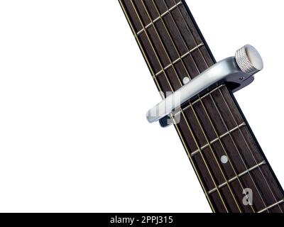 capo sur le fingerboard de guitare, fond blanc , gros plan Banque D'Images