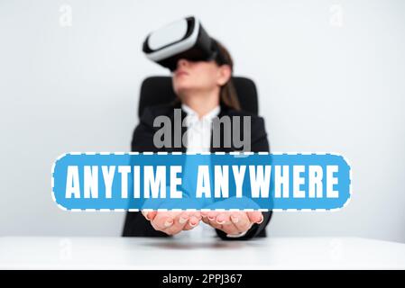 Affichage conceptuel à tout moment et en tout lieu. Approche d'affaires objectif atteignable lorsque vous travaillez ensemble à tout moment femme portant Virtual Reality Simulator pendant la formation professionnelle. Banque D'Images