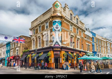 Marche à Portobello Road, Notting Hill, Londres, Angleterre, Royaume-Uni Banque D'Images