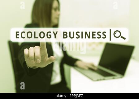 Panneau affichant Ecology Business. Photo conceptuelle pour s'entraîner ou se préparer dans un domaine particulier ou un sujet Femme tapant des mises à jour sur Lap Top et pointant de nouvelles idées avec le stylo. Banque D'Images