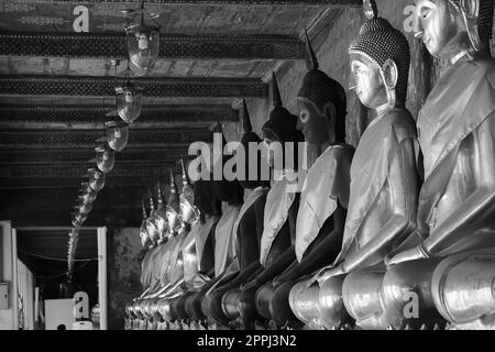 Bouddha d'or à côté de vieux murs dans les temples thaïlandais Banque D'Images