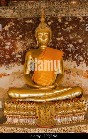 Bouddha d'or à côté de vieux murs dans les temples thaïlandais Banque D'Images