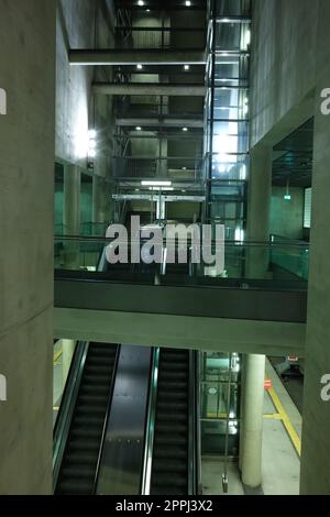 Escalier roulant, béton et verre dans une station de métro futuriste à Heumarkt Cologne, Allemagne Banque D'Images