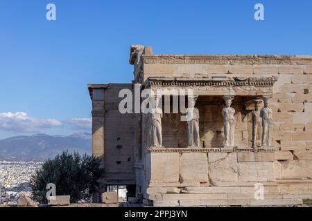 Erechtheion, Temple d'Athéna Polias sur l'Acropole d'Athènes, Grèce. Vue sur le porche des Maidens avec statues de caryatides Banque D'Images