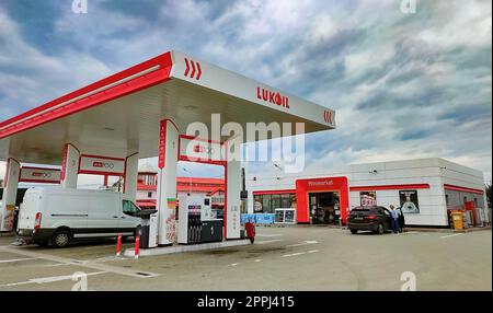 Brashov, Roumanie - 26 septembre 2022 : station d'essence Lukoil. Banque D'Images