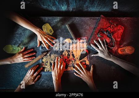 Vue de dessus des mains dans le jeu de quête. Résoudre un puzzle pendant l'énigme. Banque D'Images