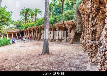 Chemin à colonnades dans le parc Guell, Barcelone, Catalogne, Espagne Banque D'Images