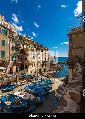 Bateaux de pêche dans le village Riomaggiore sur le rivage de la mer Méditerranée en Italie Banque D'Images