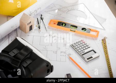 Plans de projet papier de plan architectural sur table de bureau Banque D'Images