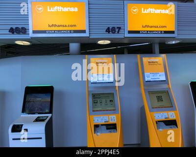 Service d'enregistrement en libre-service à l'aéroport. Banque D'Images