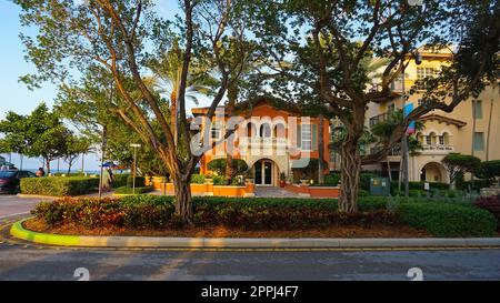 Lauderdale-by-the-Sea, Floride, États-Unis - 08 mai 2022 : Appartement typique à la plage en Floride sur une belle journée d'été. Banque D'Images