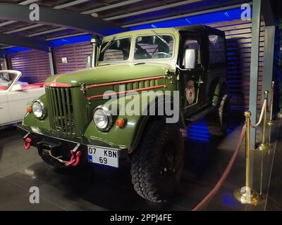 Goynuk, Turquie - 20 septembre 2022 : UAZ-69 voiture tout-terrain soviétique à quatre roues motrices Banque D'Images