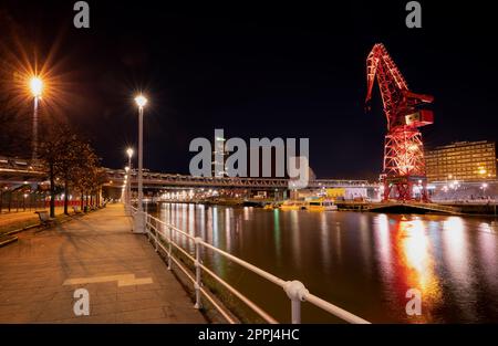 BILBAO, ESPAGNE-19 DÉCEMBRE 2021 : passage vide près de la rivière à Bilbao, Espagne. Paysage urbain de bâtiment moderne dans la nuit. Immeuble de bureaux d'architecture moderne. Gratte-ciel avec veilleuse. Banque D'Images