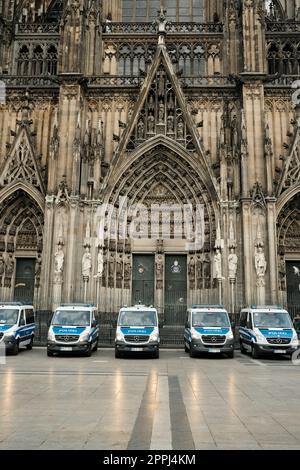 Rangée de voitures de police Mercedes-Benz Sprinter devant la cathédrale de Cologne en Allemagne Banque D'Images