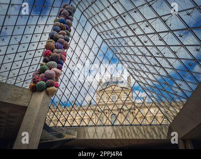 Sous la pyramide de verre du Louvre. Magnifiques détails architecturaux avec un mélange abstrait de styles d'architecture classique et moderne Banque D'Images