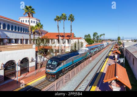 Train de banlieue Metrolink à la gare de Santa Ana près de Los Angeles, États-Unis Banque D'Images