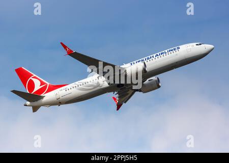 Turkish Airlines Boeing 737 MAX 8 aéroport Hambourg en Allemagne Banque D'Images