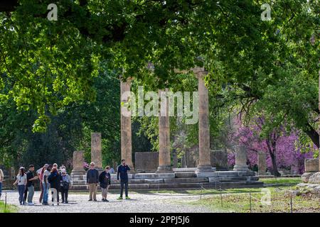 (230424) -- ATHÈNES, 24 avril 2023 (Xinhua) -- les touristes visitent le site archéologique d'Olympie dans l'ancienne Olympie sur la péninsule du Péloponnèse en Grèce, 21 avril 2023. (Xinhua/Marios Lolos) Banque D'Images