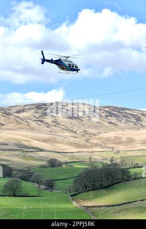 National Grid Bell 429 hélicoptère Global Ranger utilisé pour inspecter les lignes de distribution haute tension de la transmission aérienne. Photographié à proximité Banque D'Images