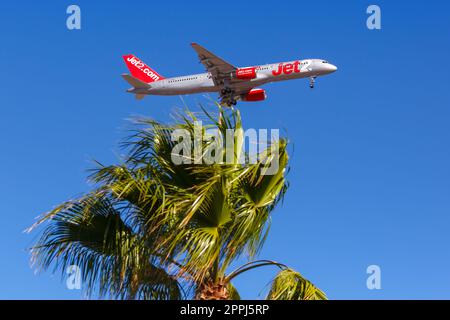 Avion Jet2 Boeing 757-200 à l'aéroport de Tenerife Sud en Espagne Banque D'Images