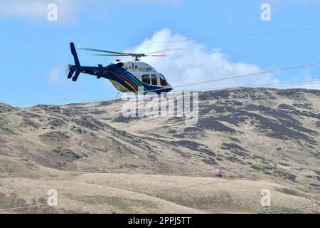 National Grid Bell 429 hélicoptère Global Ranger utilisé pour inspecter les lignes de distribution haute tension de la transmission aérienne. Photographié à proximité Banque D'Images