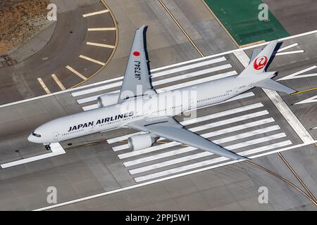 Japan Airlines Boeing 777-300(ER) à l'aéroport de Los Angeles aux États-Unis vue aérienne Banque D'Images