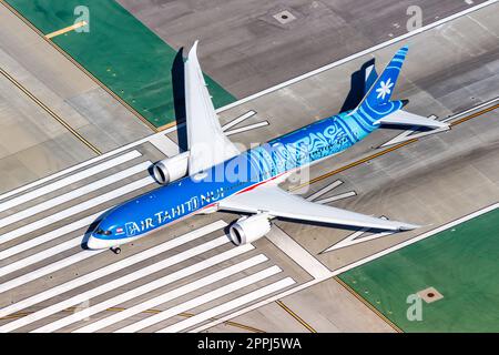 Avion Air Tahiti Nui Boeing 787-9 Dreamliner à l'aéroport de Los Angeles aux États-Unis vue aérienne Banque D'Images