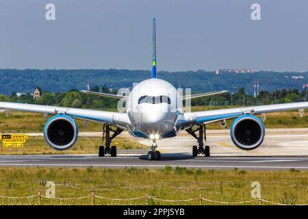 Avion Airbus A350-1000 d'Air Caraibes à l'aéroport de Paris Orly en France Banque D'Images