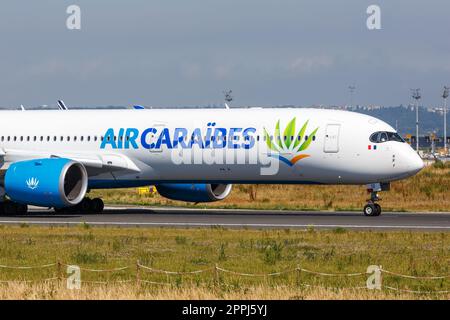 Avion Airbus A350-1000 d'Air Caraibes à l'aéroport de Paris Orly en France Banque D'Images