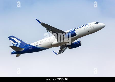 Aegean Airlines Airbus A320 à l'aéroport de Hambourg en Allemagne Banque D'Images