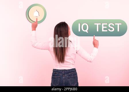 Texte montrant le test IQ inspiration. Internet concept essayer de mesurer votre capacité cognitive évaluer l'intelligence humaine Banque D'Images