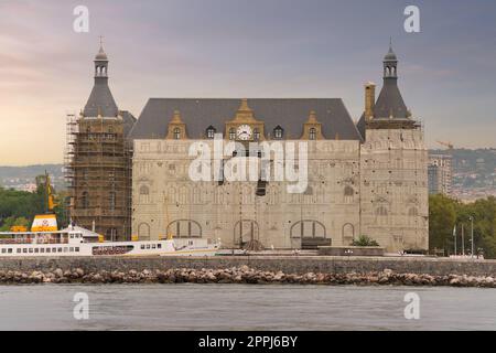 Haydarpasha Railway terminal, situé dans le Bosphore au sud du port de Kadikoy, réhabilitation, Istanbul, Turquie Banque D'Images