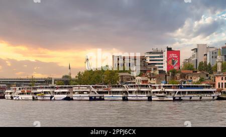 Bateaux de ferry amarrés près du Golden Horn Metro Bridge, ou pont Halic, Istanbul, Turquie, au coucher du soleil dans une journée ensoleillée d'été Banque D'Images