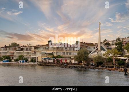 Vue sur les collines de l'île de Kinaliada depuis la mer de Marmara, avec maisons d'été traditionnelles et mosquée, Istanbul, Turquie Banque D'Images