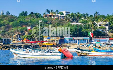 Bateaux de pêche à la plage du port à Puerto Escondido Mexique. Banque D'Images