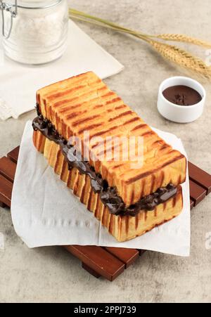 Roti Bakar Bandung avec tartiner au chocolat, West Java populaire pain Toast Street Food Banque D'Images