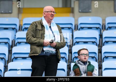 Les supporters de Coventry City dans les tribunes pendant le match de championnat Sky Bet à Coventry Building Society Arena, Coventry. Date de la photo: Samedi 22 avril 2023. Banque D'Images