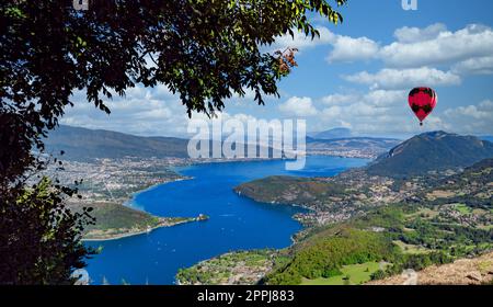 Vue panoramique sur le lac d'Annecy depuis le Col de la Forclaz avec ballon Banque D'Images