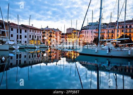 Ville de Grado sur le port de la côte Adriatique et architecture vue de l'aube Banque D'Images